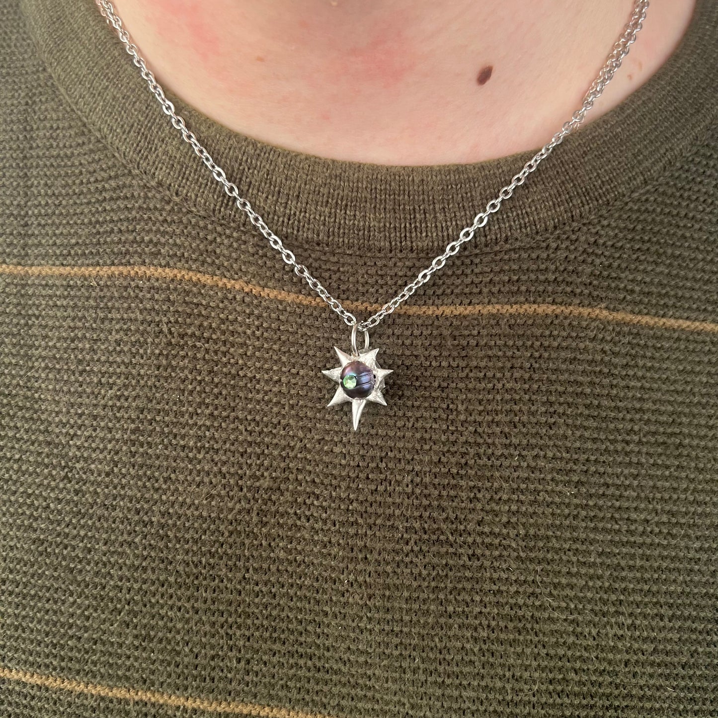 a aShining pearl pendant